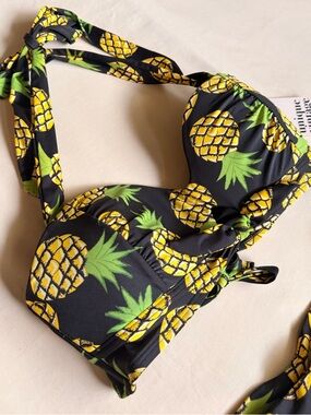 NWT‎ Unique Vintage Monroe Pineapple Print Black Halter Bikini Top Size M